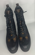 Load image into Gallery viewer, Louis Vuitton Laureate Platform Desert Boots